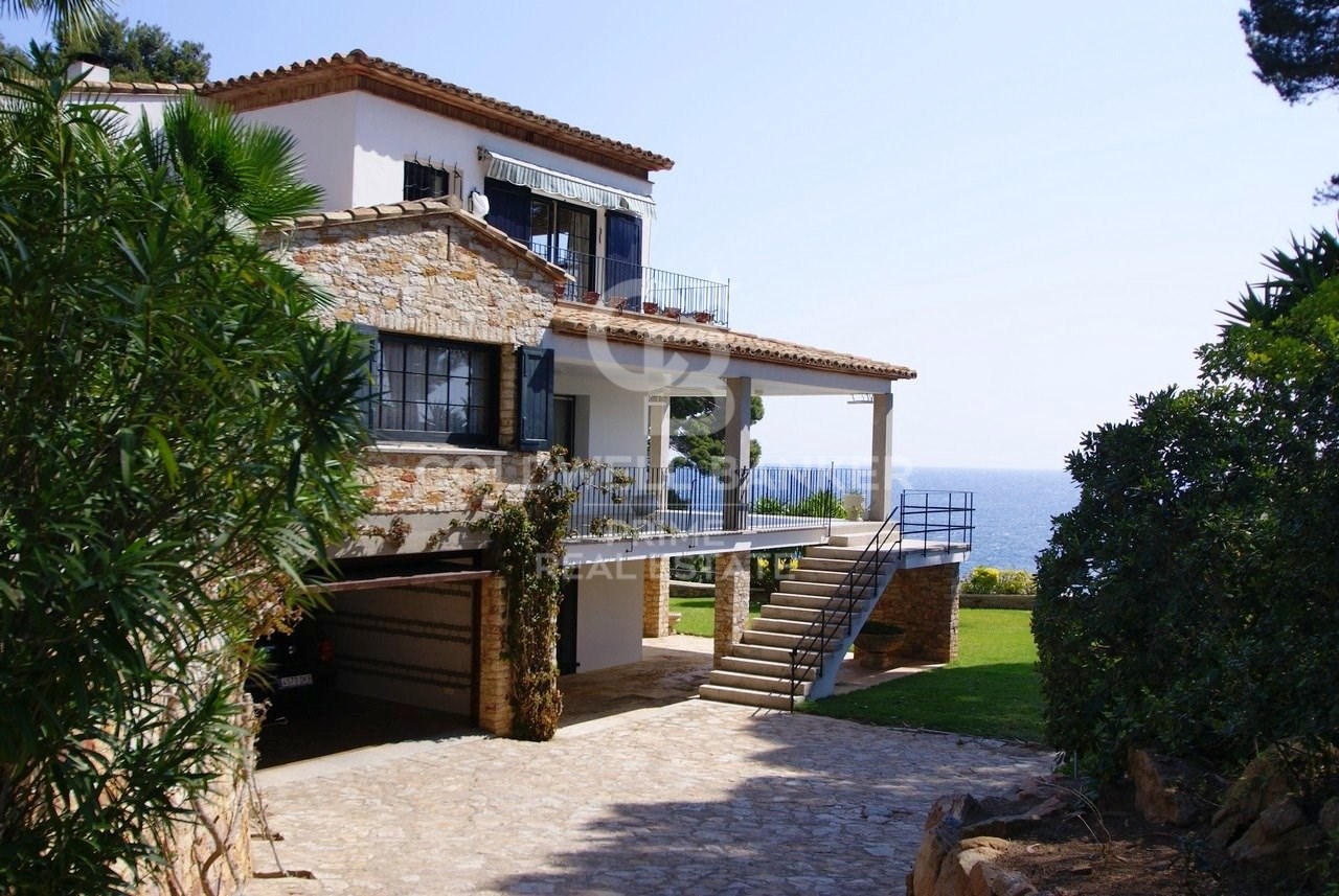 Villa de lujo en primera línea de mar situada en Begur