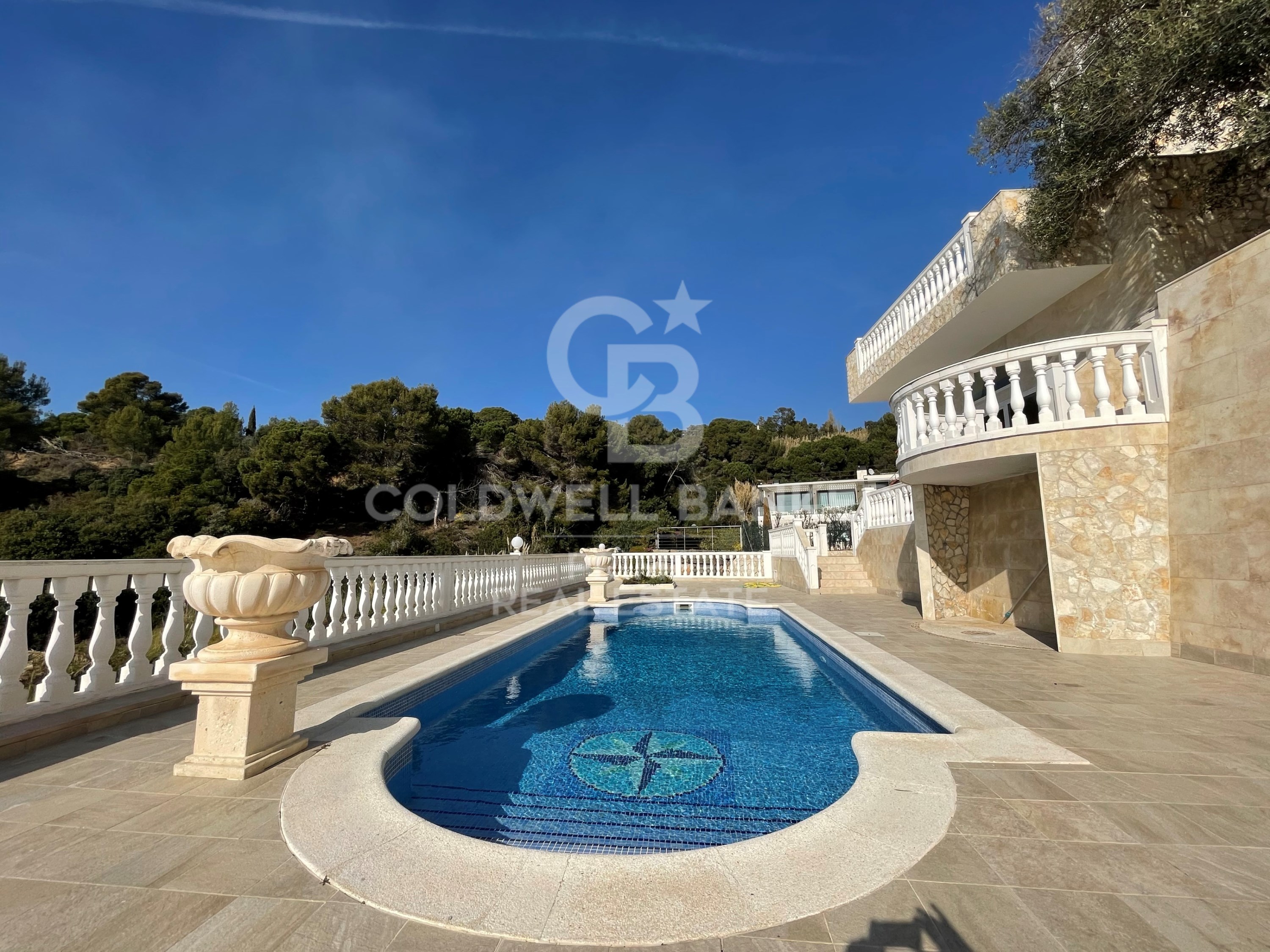 Elegante villa con piscina y vistas panorámicas en Lloret de Mar