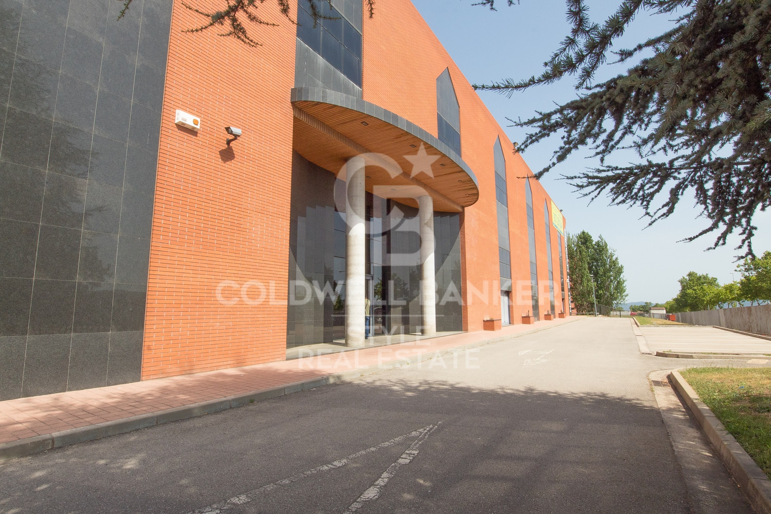 Warehouse with excellent connectivity and corporate image in Sant Quirze Del Vallès