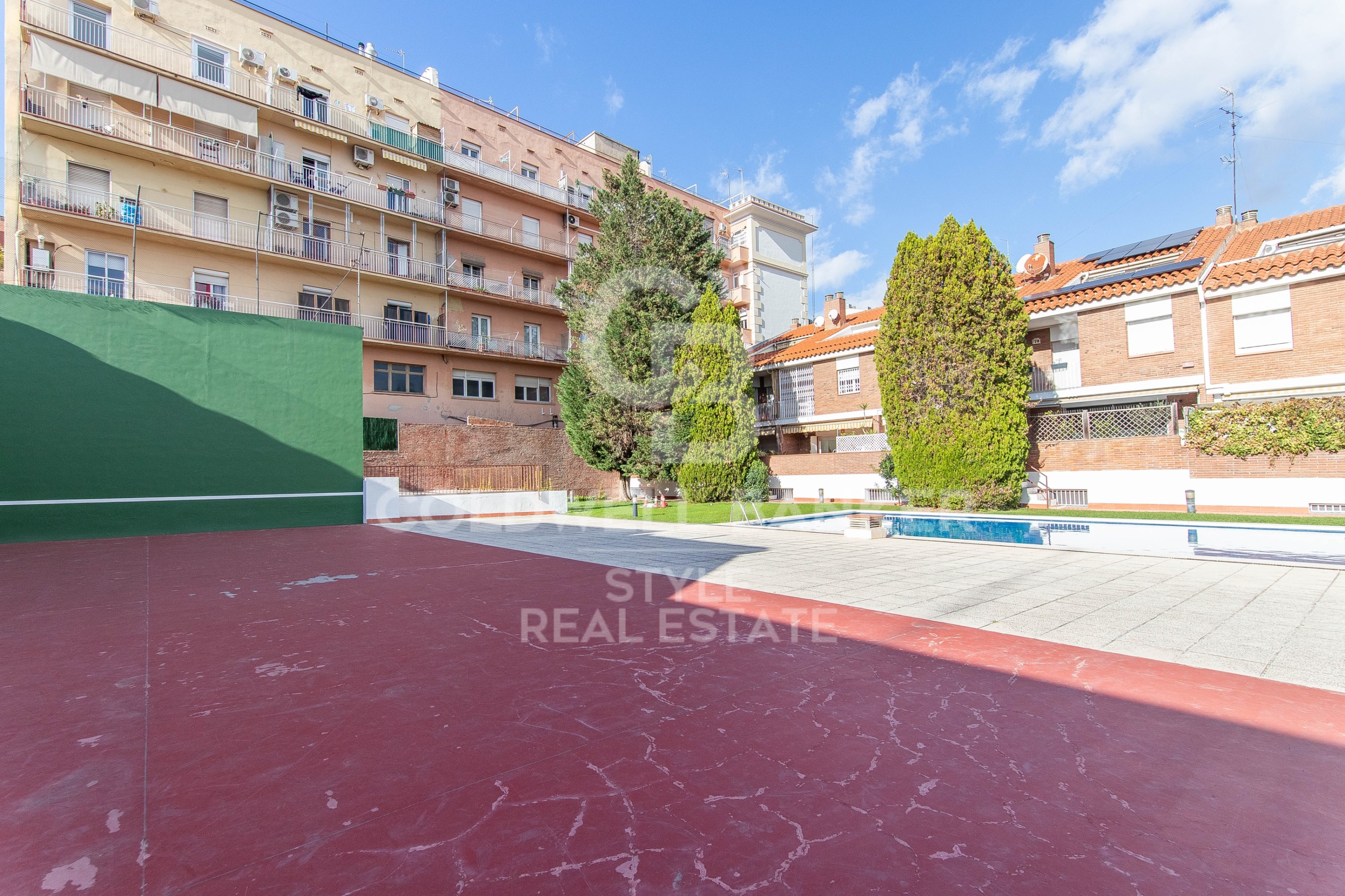 Se alquila casa adosada esquinera en pleno centro de Sabadell de 6 habitaciones con piscina comunitaria