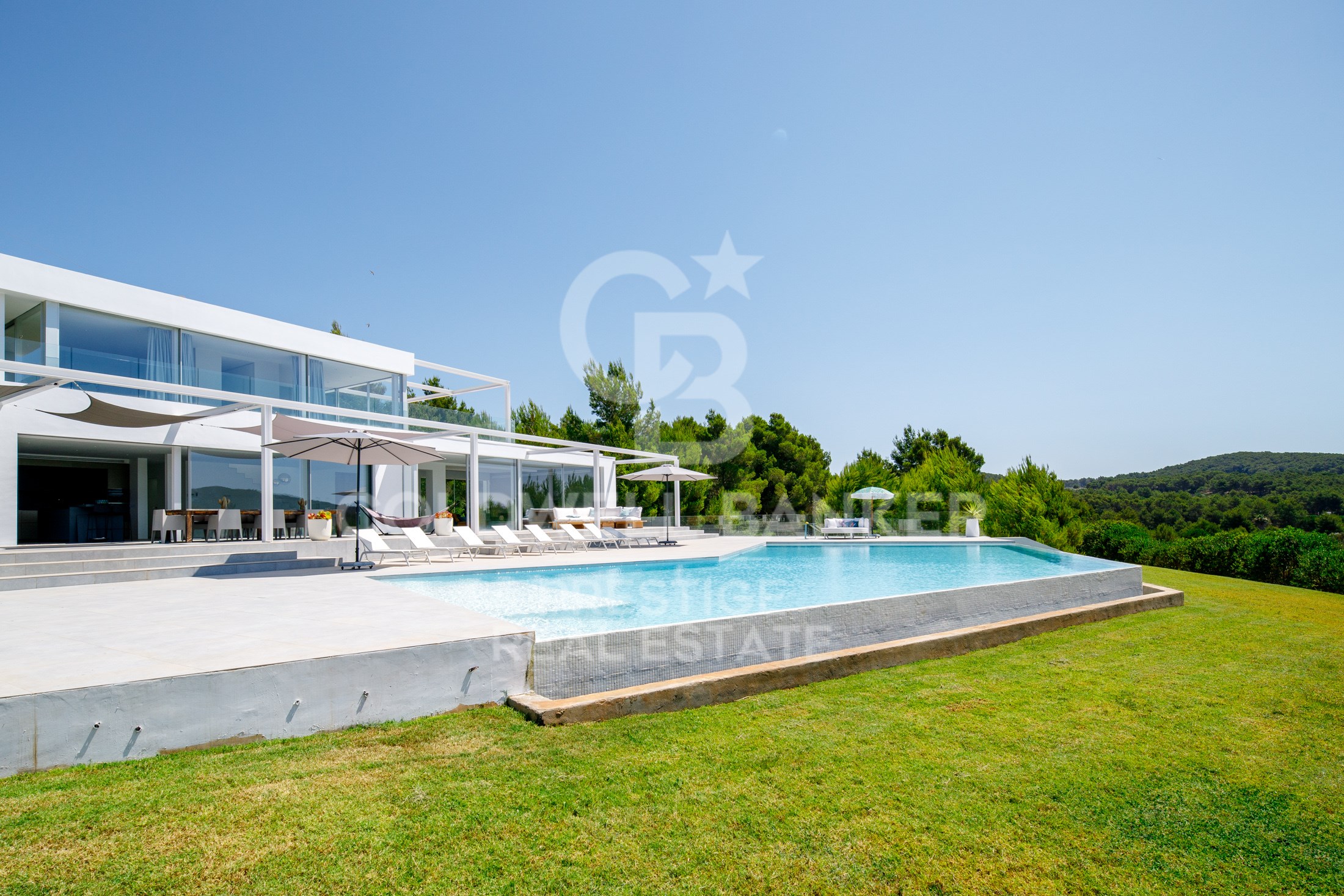 Moderna y nueva villa con 7 dormitorios y vistas abiertas al campo en Ibiza