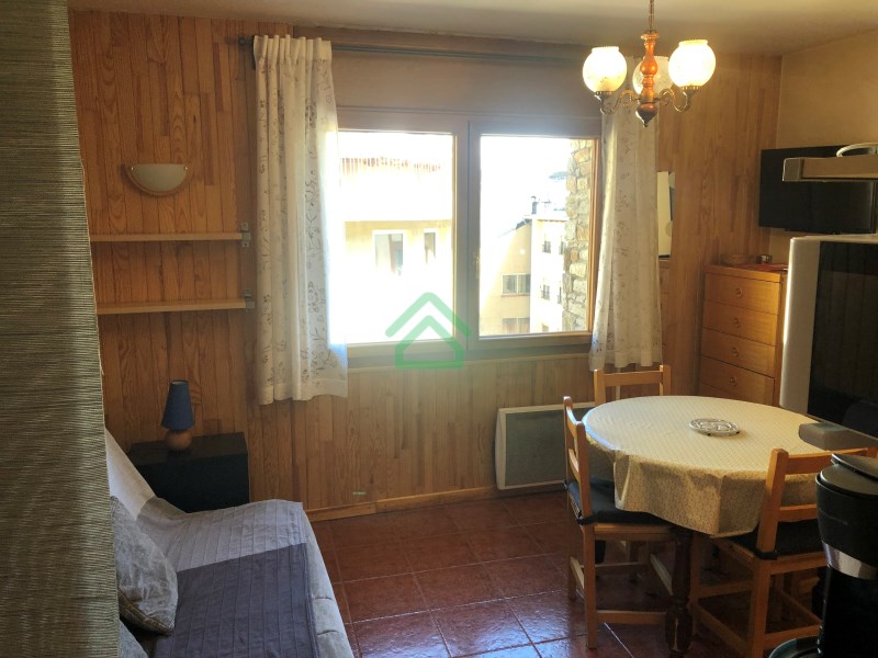 Abraça una Vida Eficient: Apartament Compacte amb Vistes a les Muntanyes i Carrers d'Andorra