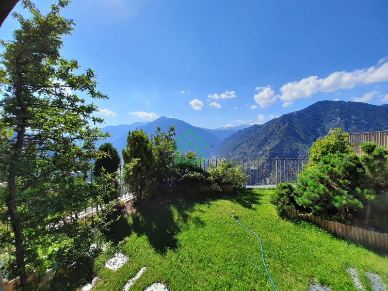 Casa de 4 habitacions, jardí, garatge i ascensor a un dels llocs més ben situats i luxosos d'Andorra.