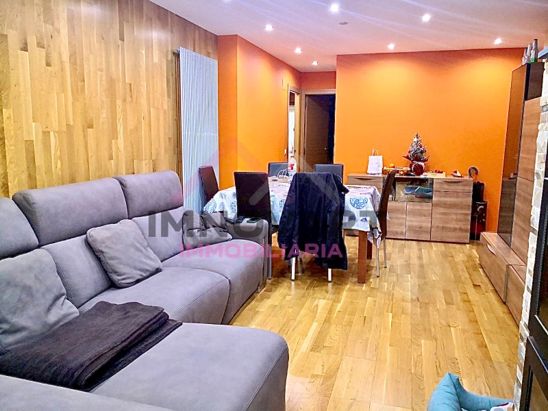 Us presentem aquest apartament de 95m2 en venda a tan sols 5 minuts caminant al centre d'Andorra. Zona antiga Batllia.